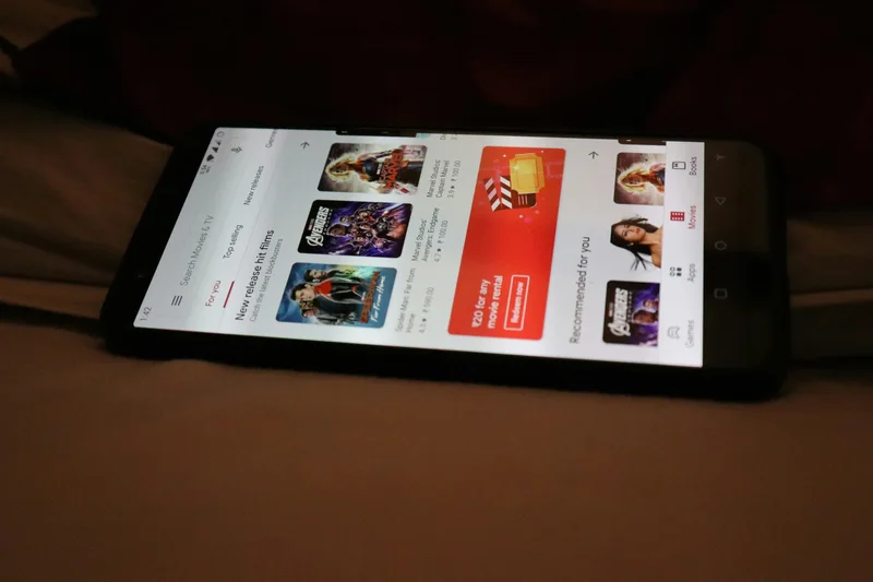 Smartphone com app IPTV reproduzindo filme em alta definição
